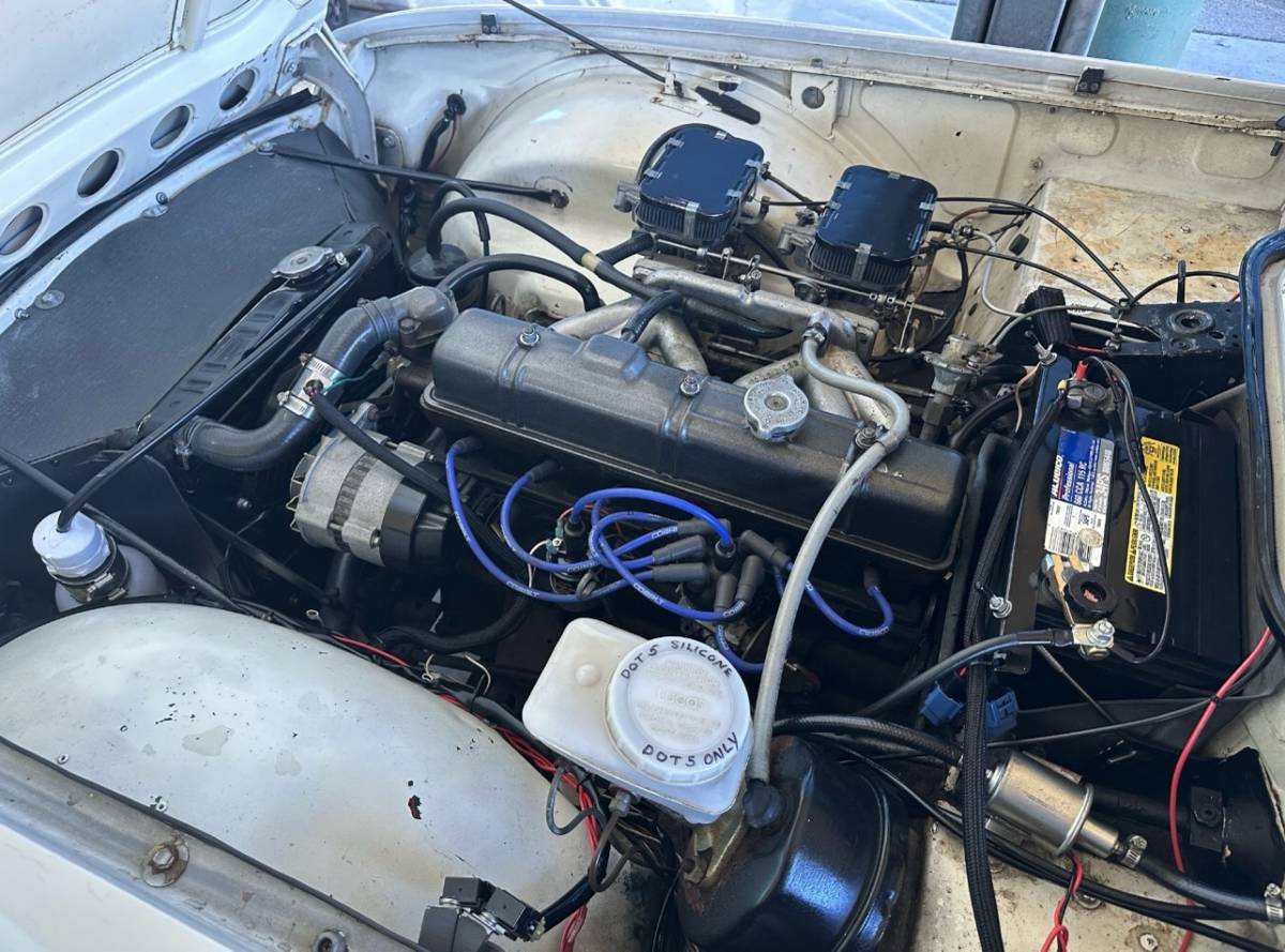 Triumph-Tr6-1972-white-9