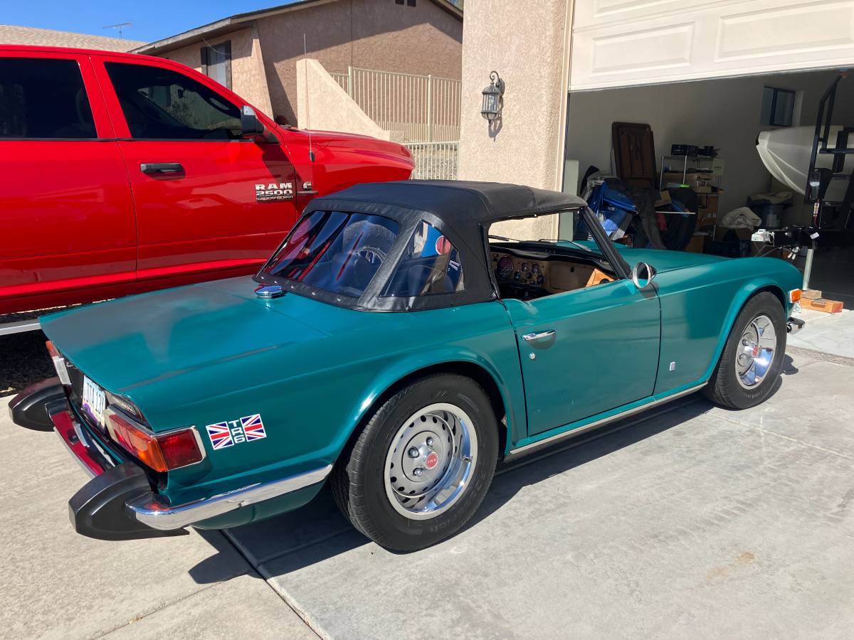 Triumph-Tr6-1974-green-10