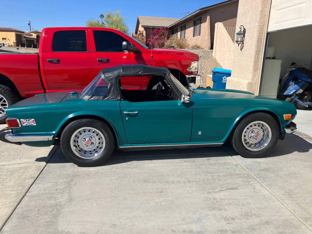 Triumph-Tr6-1974-green-4