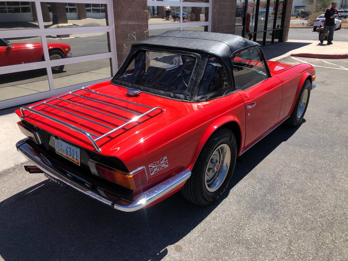 Triumph-Tr6-1975-red-10