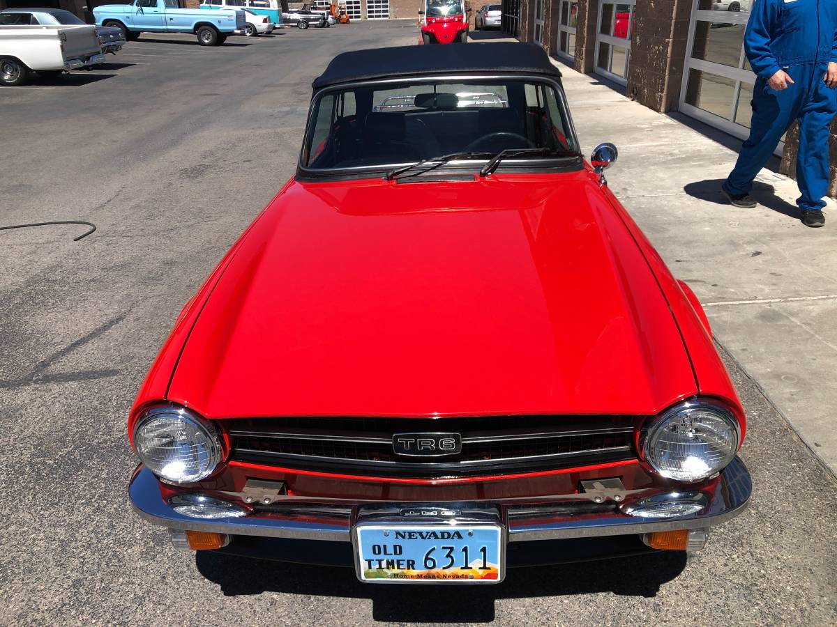 Triumph-Tr6-1975-red-11