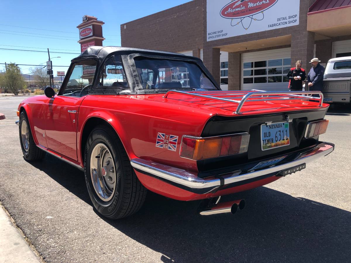 Triumph-Tr6-1975-red-2