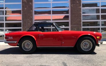 Triumph-Tr6-1975-red