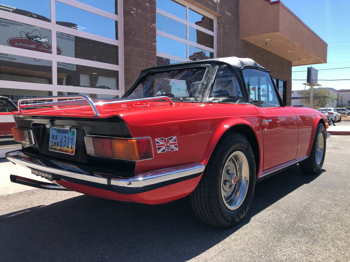 Triumph-Tr6-1975-red-9