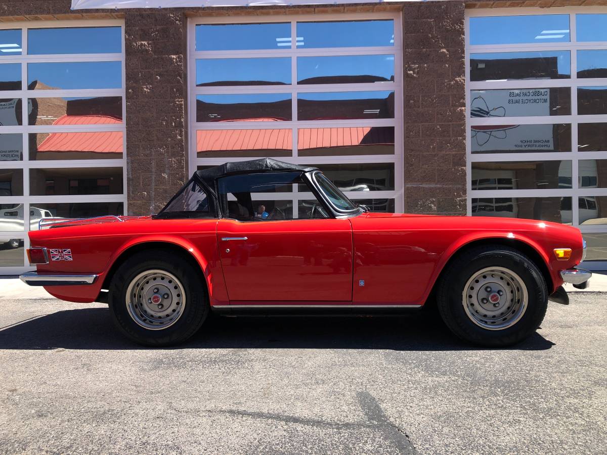 Triumph-Tr6-1975-red