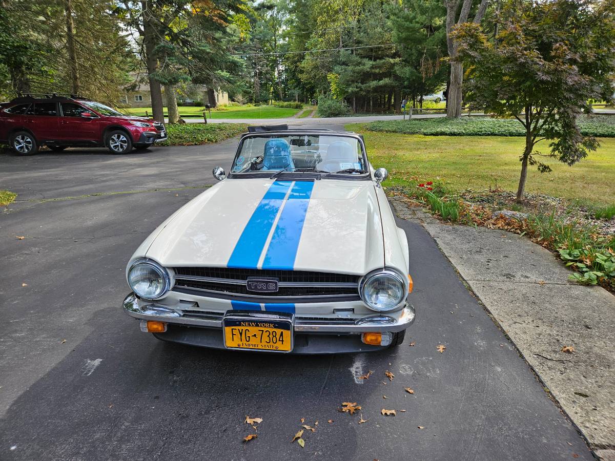 Triumph-Tr6-1975-white-1