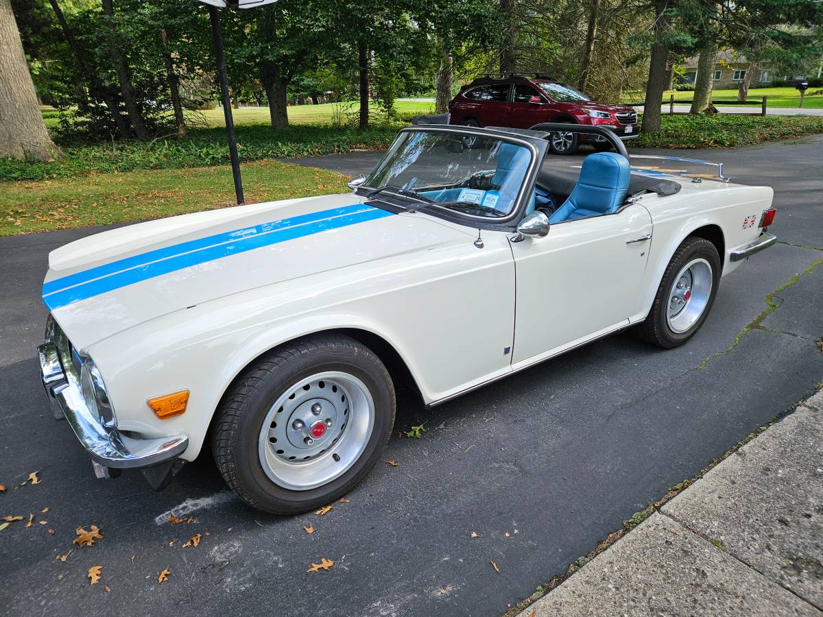 Triumph-Tr6-1975-white-2