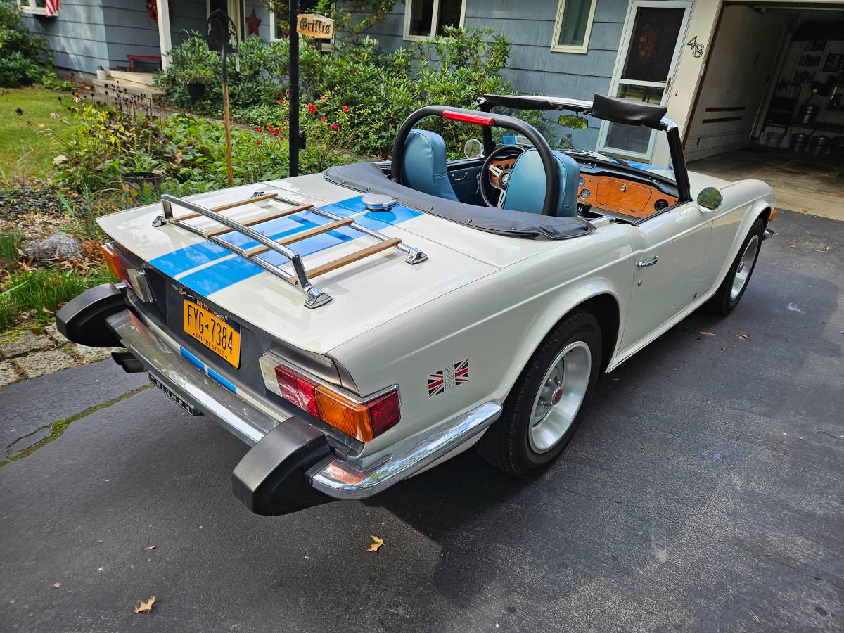 Triumph-Tr6-1975-white-4