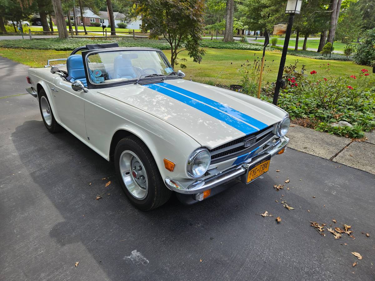 Triumph-Tr6-1975-white-5