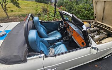 Triumph-Tr6-1975-white-6