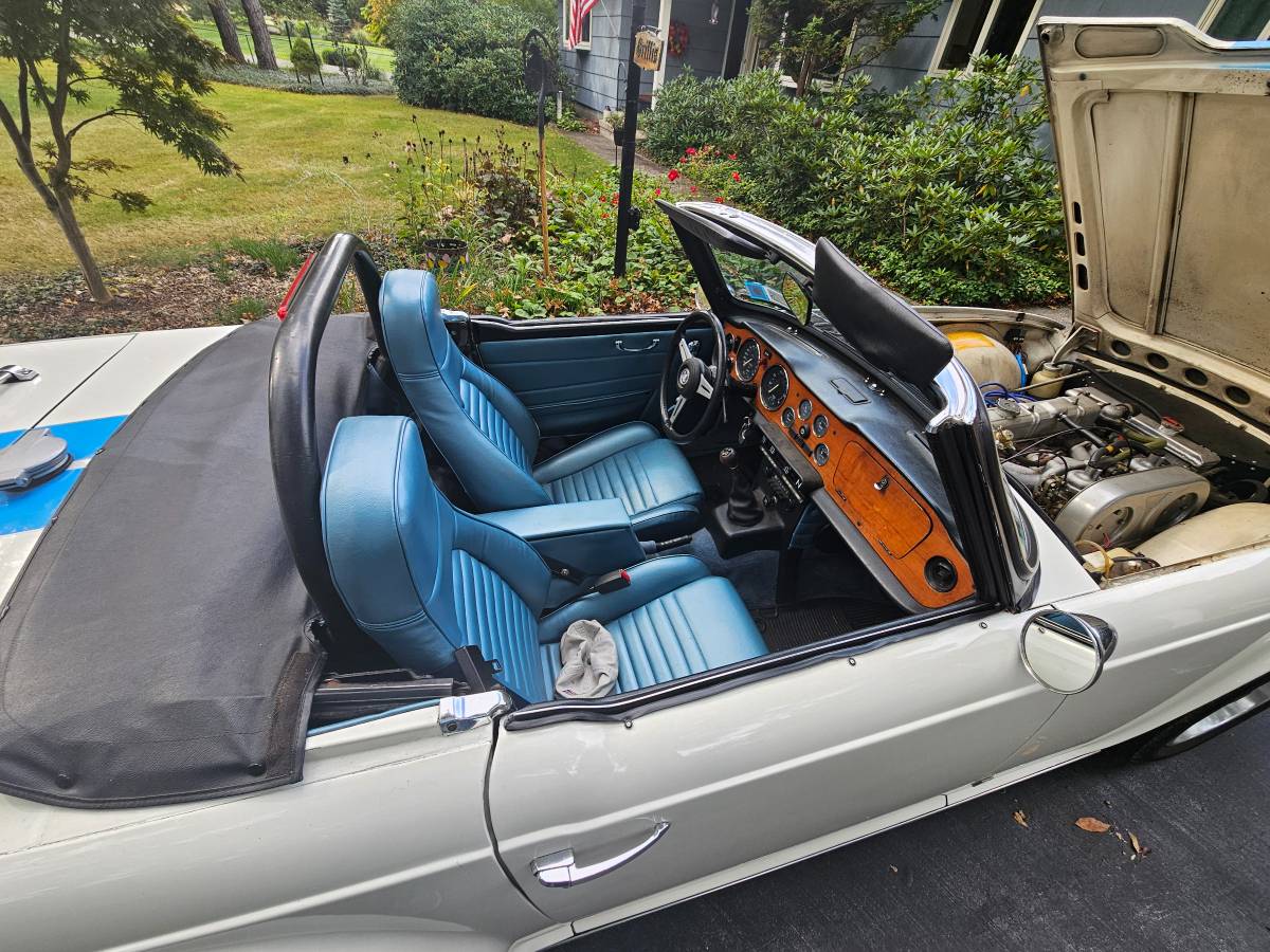 Triumph-Tr6-1975-white-6