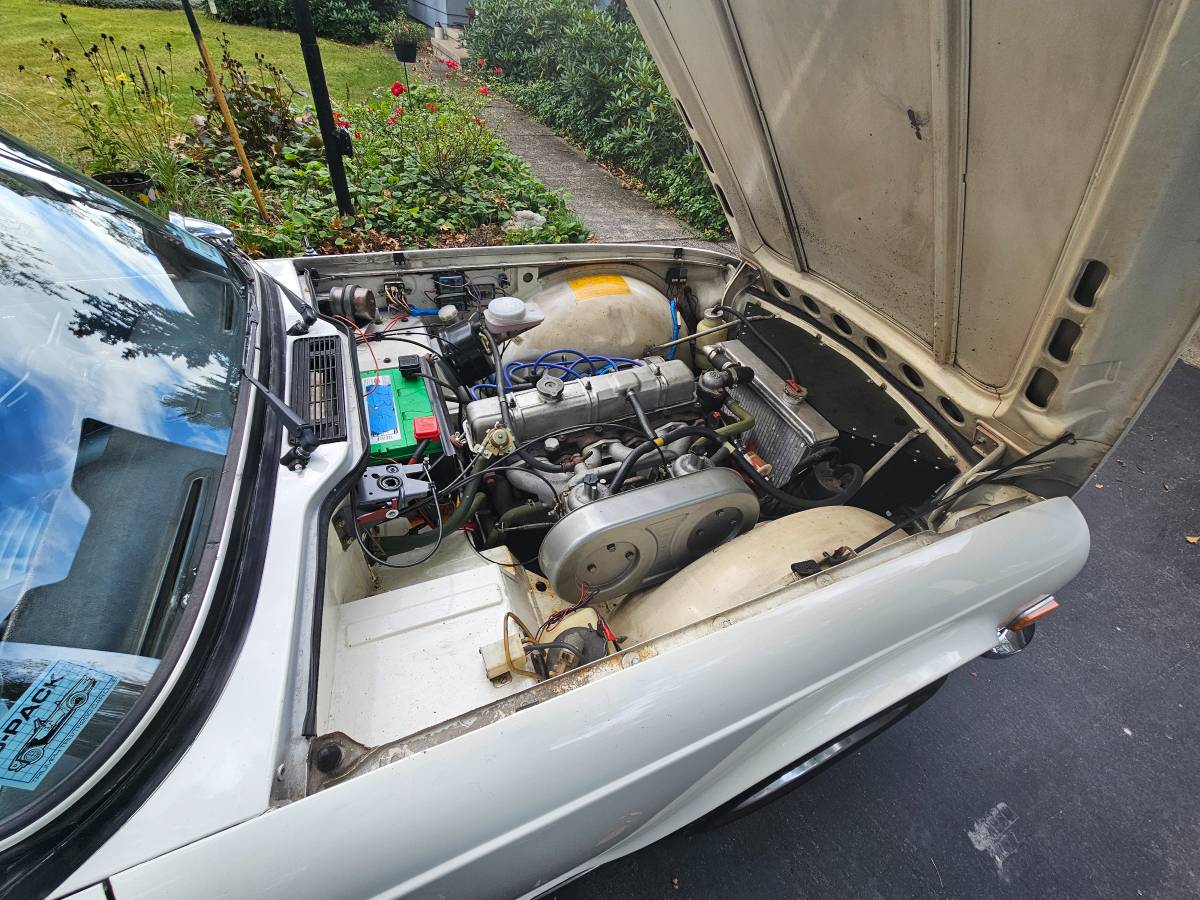 Triumph-Tr6-1975-white-7