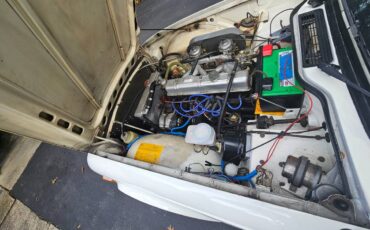 Triumph-Tr6-1975-white-8