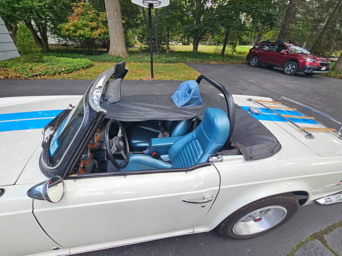 Triumph-Tr6-1975-white-9