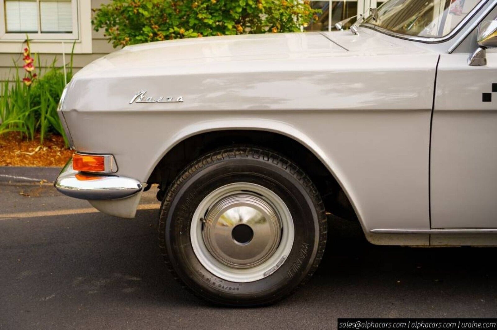 Volga-GAZ-M24-1976-Sedan-12
