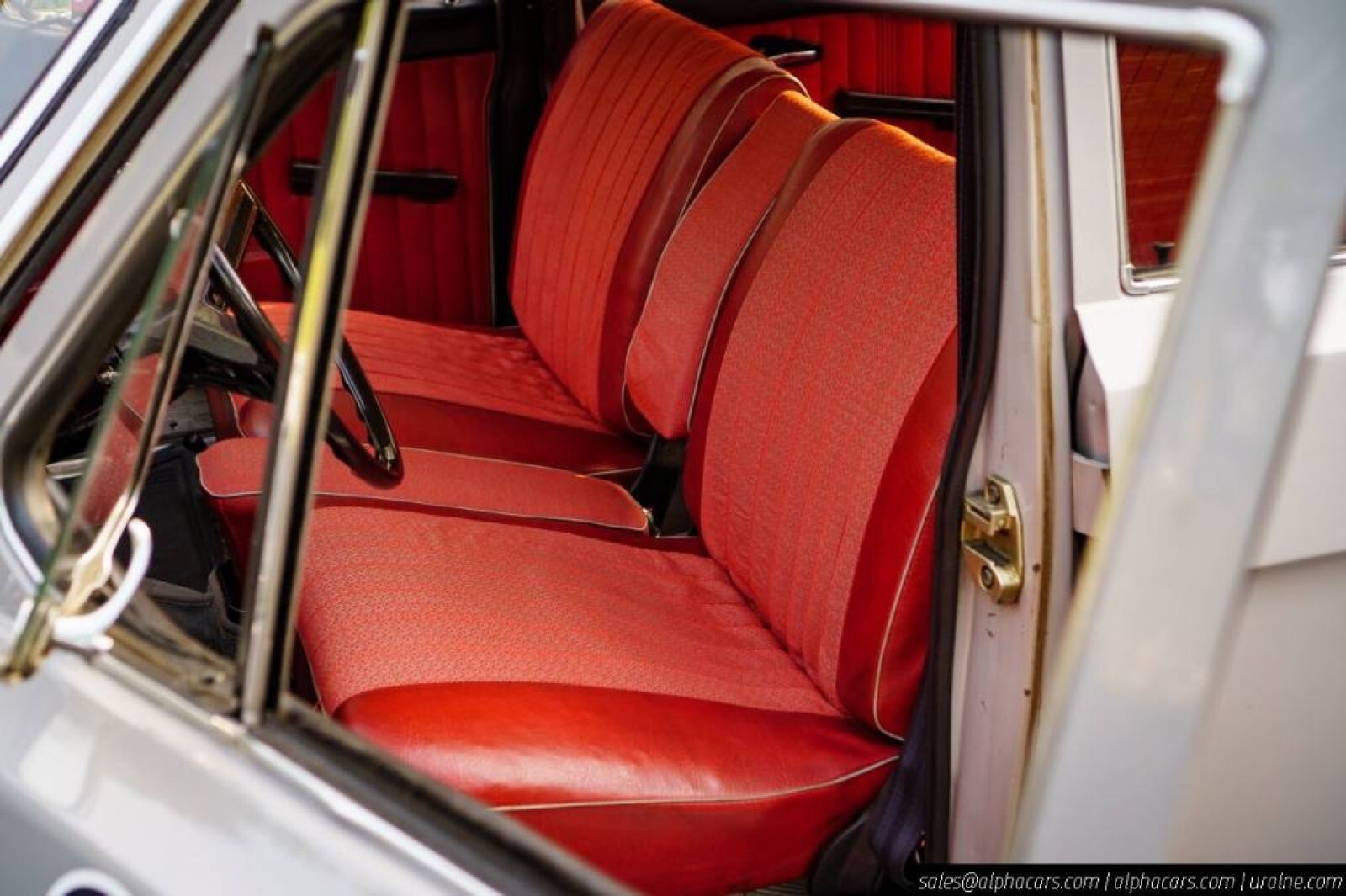 Volga-GAZ-M24-1976-Sedan-29