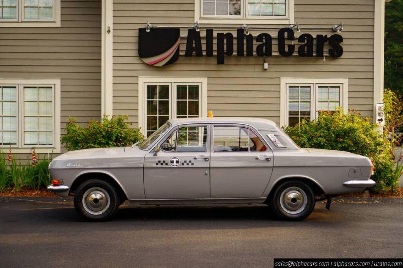 Volga-GAZ-M24-1976-Sedan-3