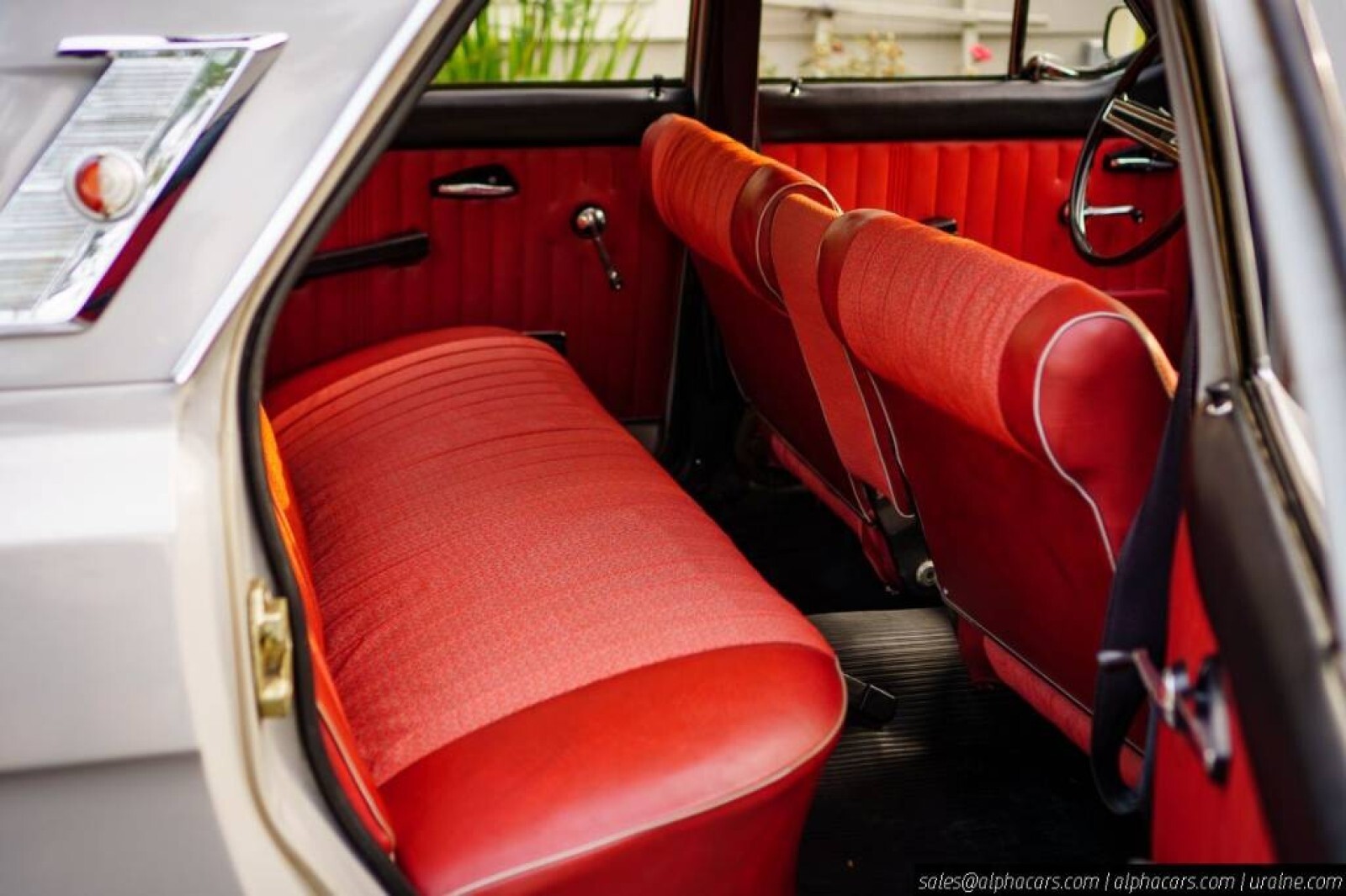 Volga-GAZ-M24-1976-Sedan-34