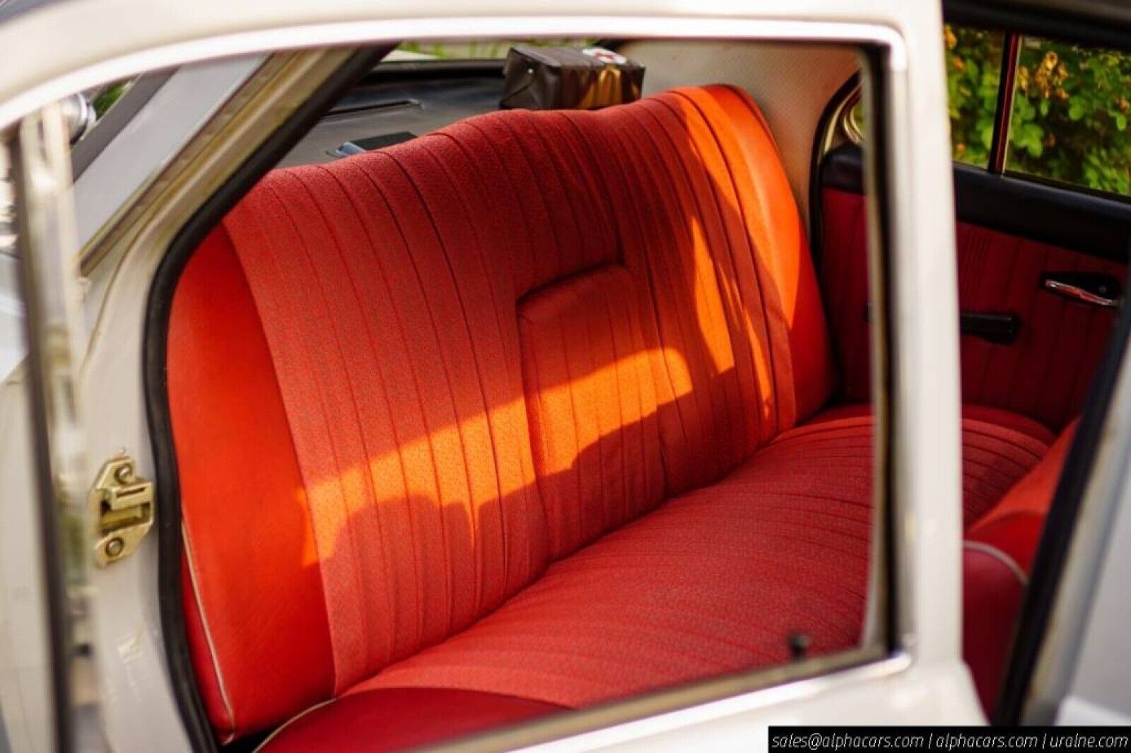 Volga-GAZ-M24-1976-Sedan-36