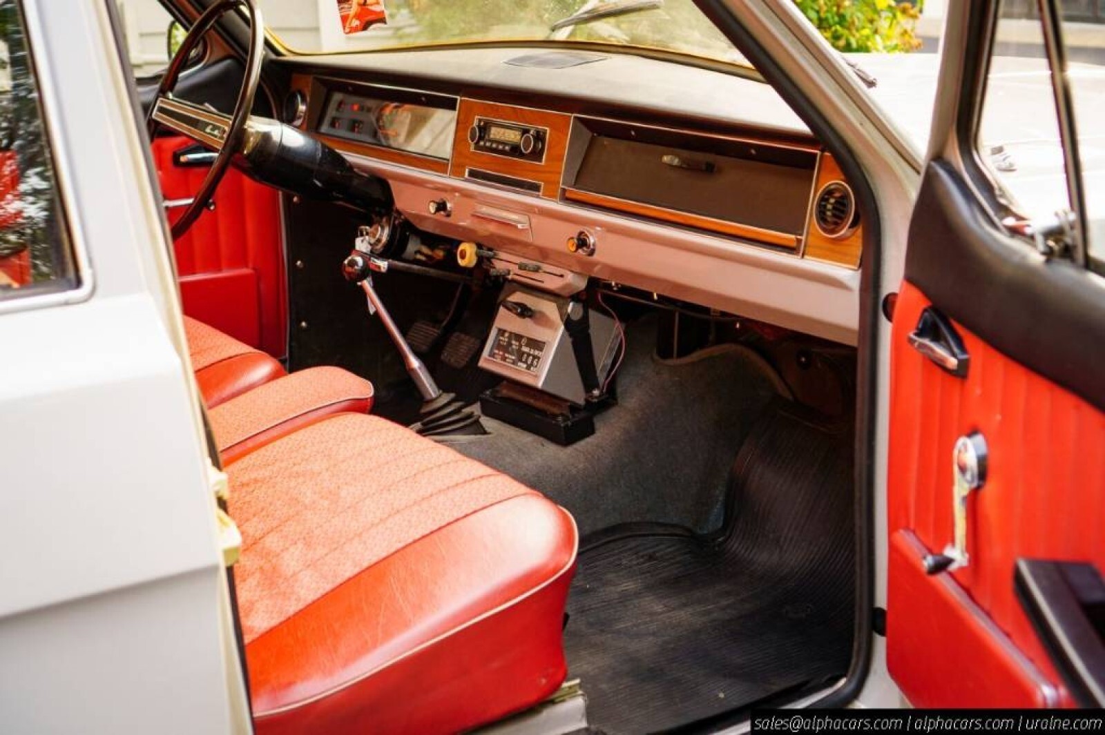Volga-GAZ-M24-1976-Sedan-37