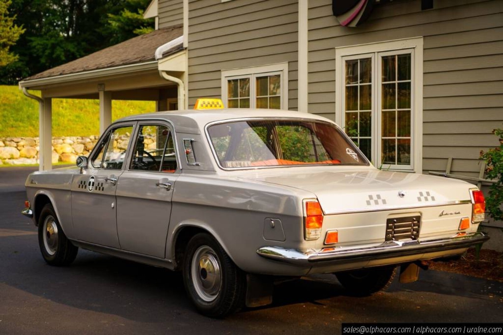 Volga-GAZ-M24-1976-Sedan-4
