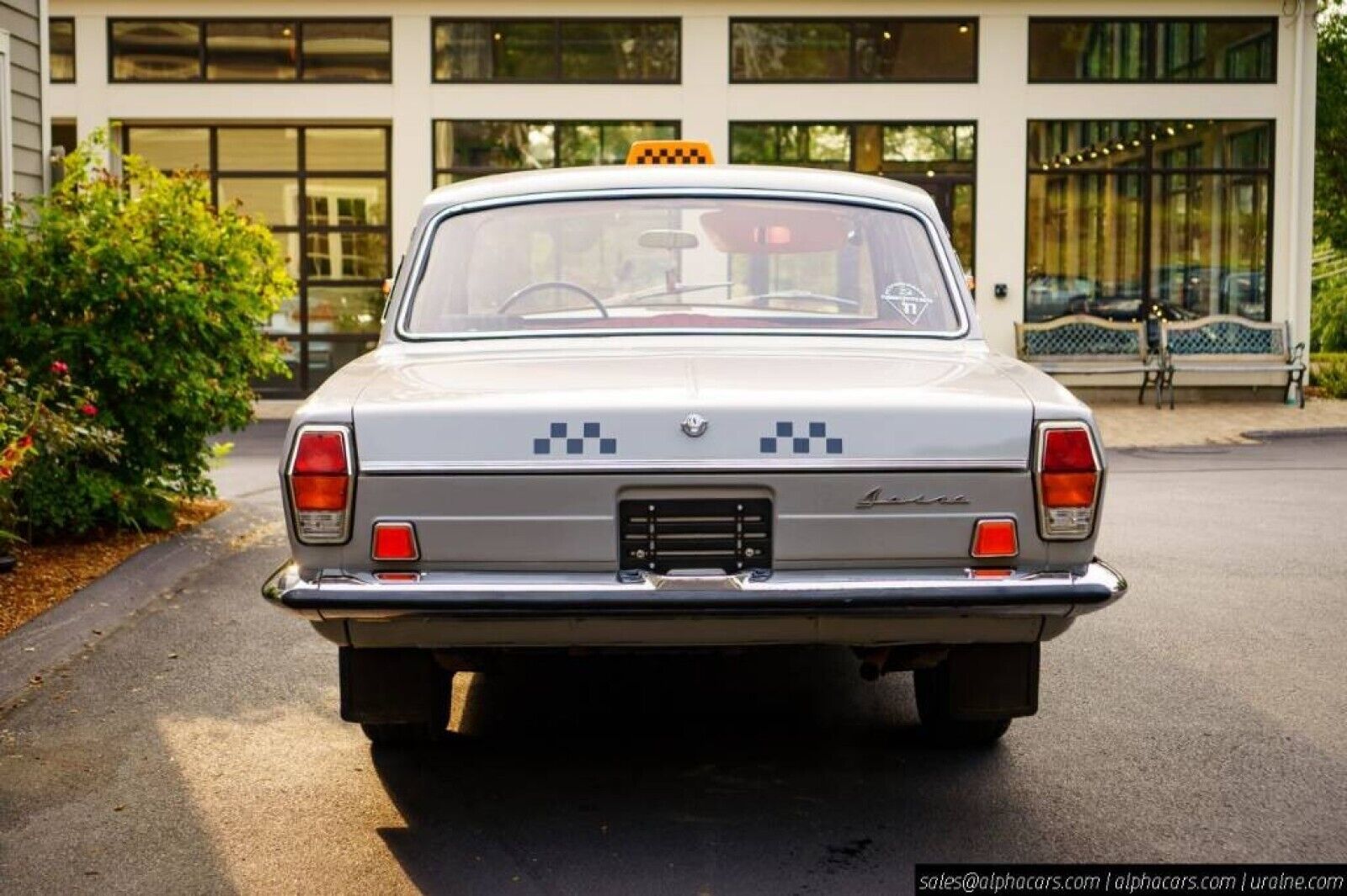 Volga-GAZ-M24-1976-Sedan-6