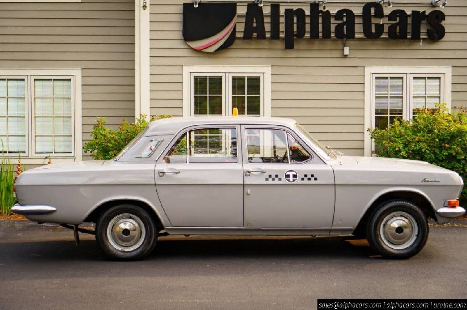 Volga-GAZ-M24-1976-Sedan-8