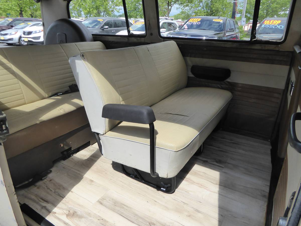 Volkswagen-Bus-1970-custom-19