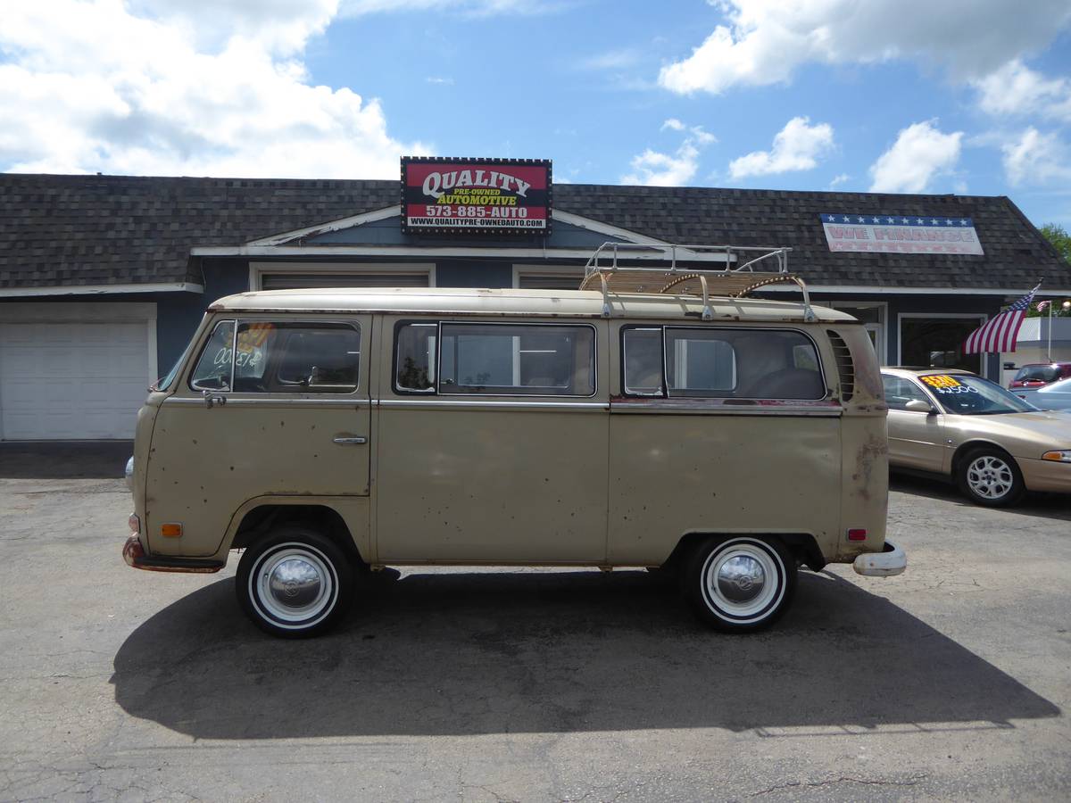 Volkswagen-Bus-1970-custom-21