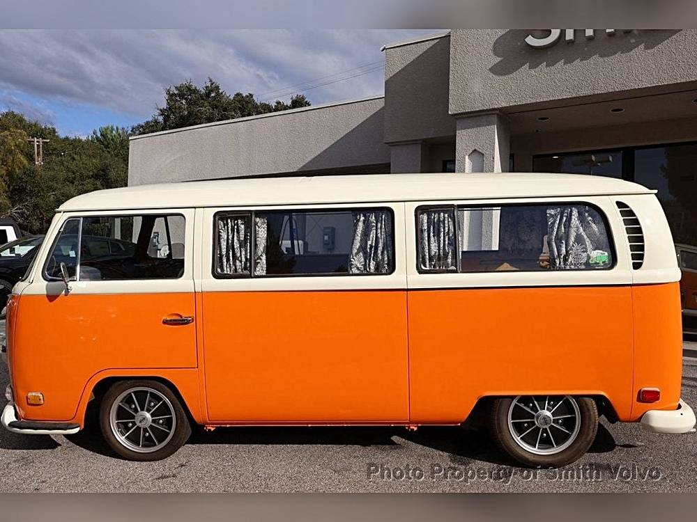 Volkswagen-Bus-1970-orange-1