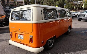 Volkswagen-Bus-1970-orange-4