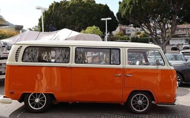Volkswagen-Bus-1970-orange-5