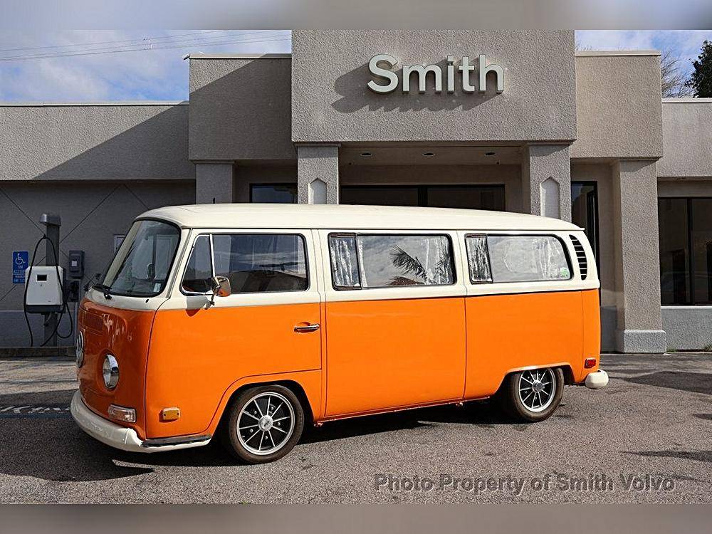 Volkswagen-Bus-1970-orange