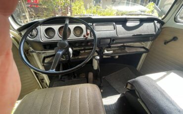Volkswagen-Bus-1971-16