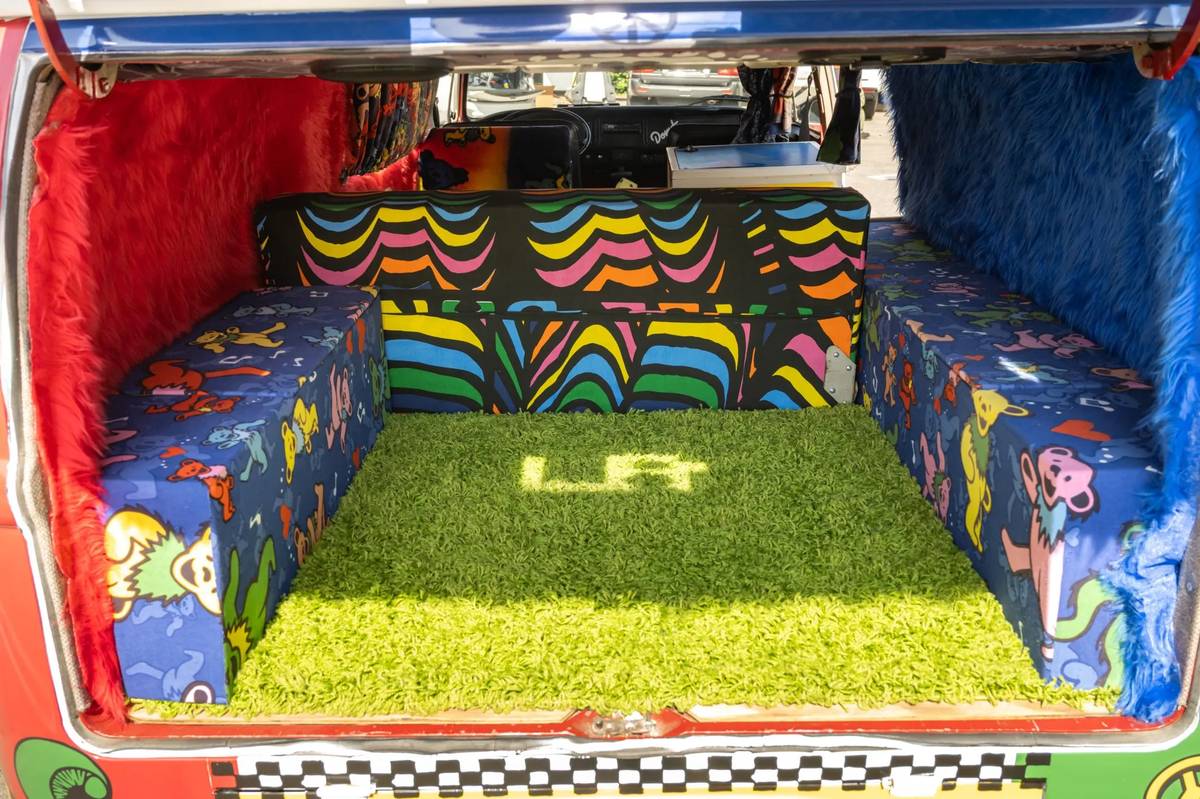 Volkswagen-Bus-type-2-1969-custom-9