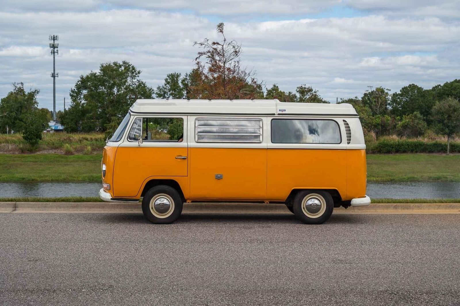 Volkswagen-BusVanagon-1969-Bus-37