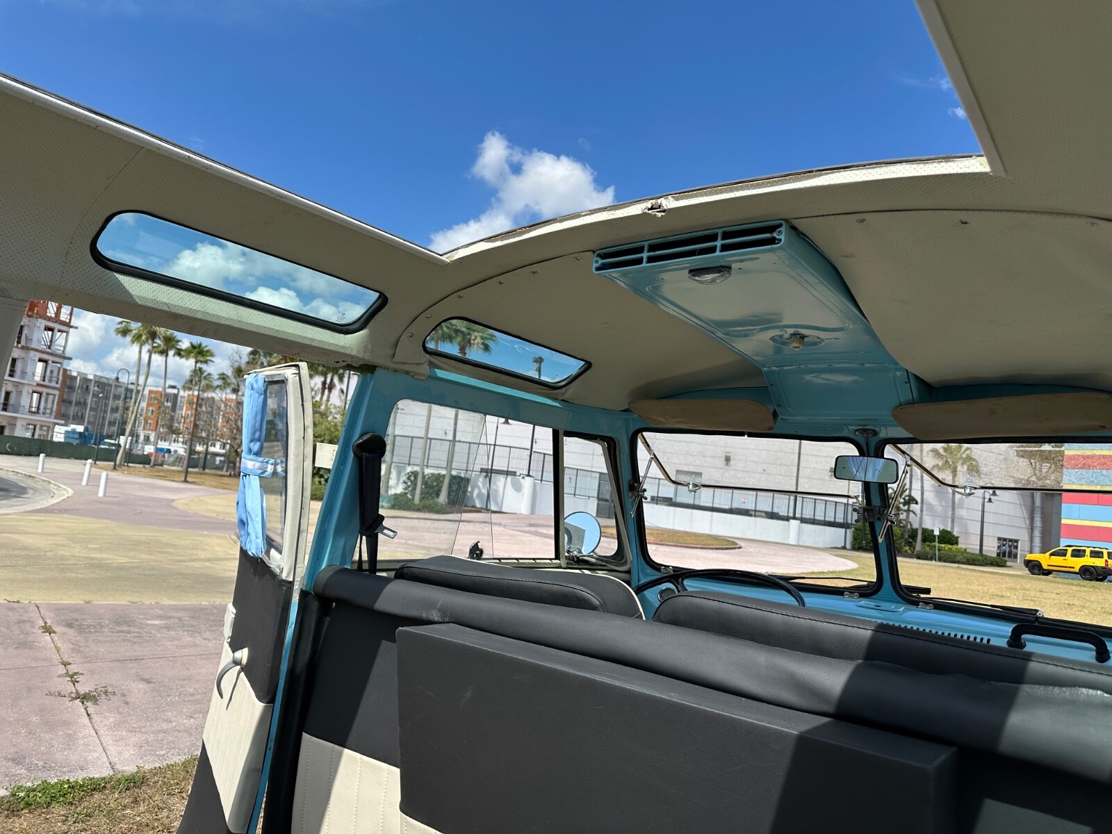 Volkswagen-BusVanagon-1972-11