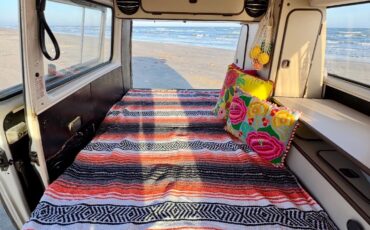 Volkswagen-BusVanagon-1982-Van-26