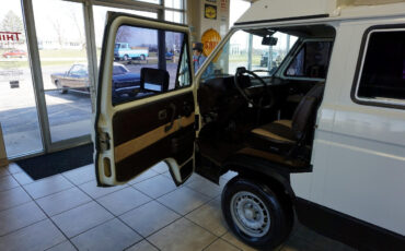 Volkswagen-BusVanagon-1984-Classic-Car-26