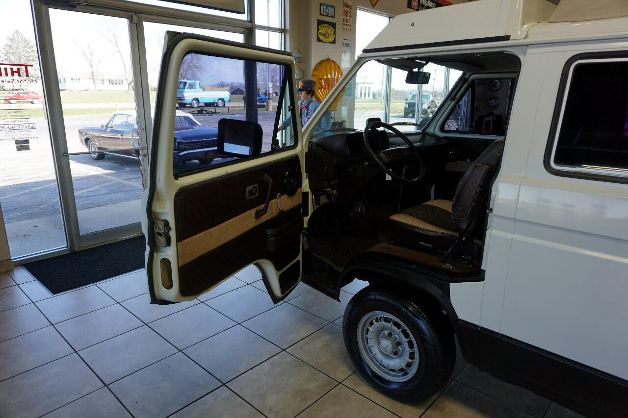 Volkswagen-BusVanagon-1984-Classic-Car-26