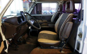 Volkswagen-BusVanagon-1984-Classic-Car-27