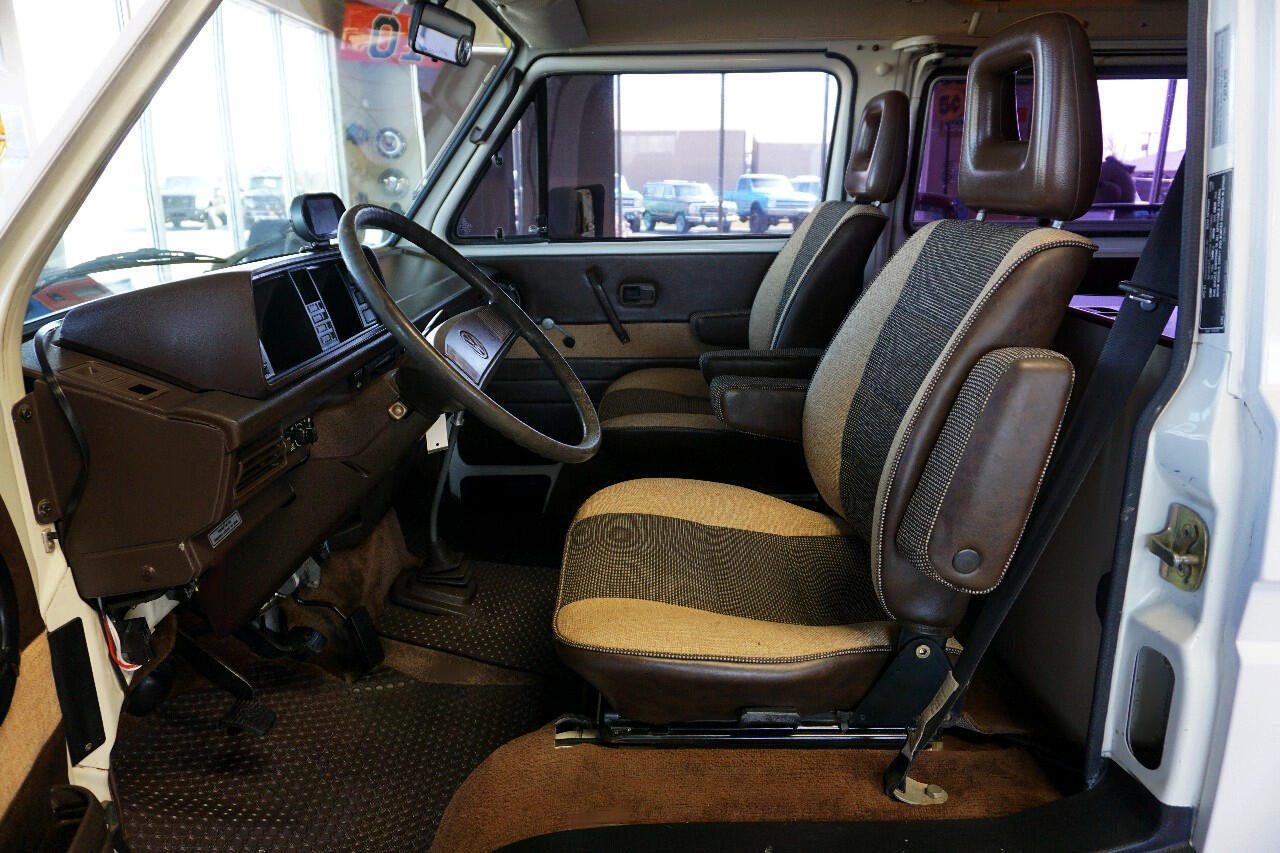 Volkswagen-BusVanagon-1984-Classic-Car-27