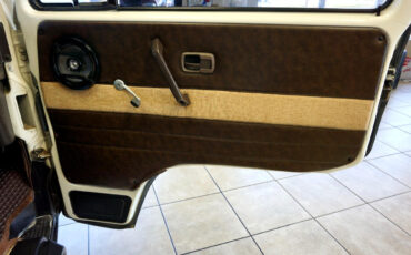 Volkswagen-BusVanagon-1984-Classic-Car-28