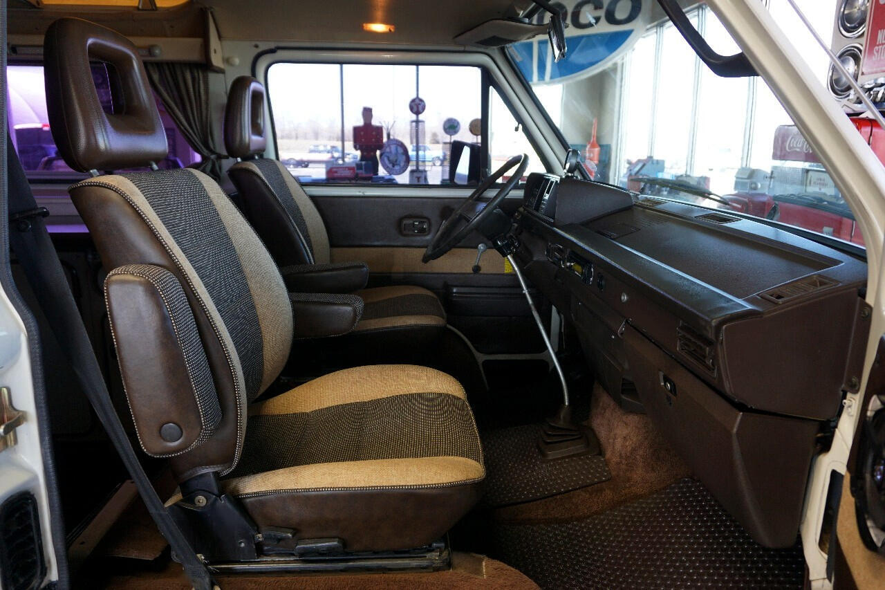 Volkswagen-BusVanagon-1984-Classic-Car-29
