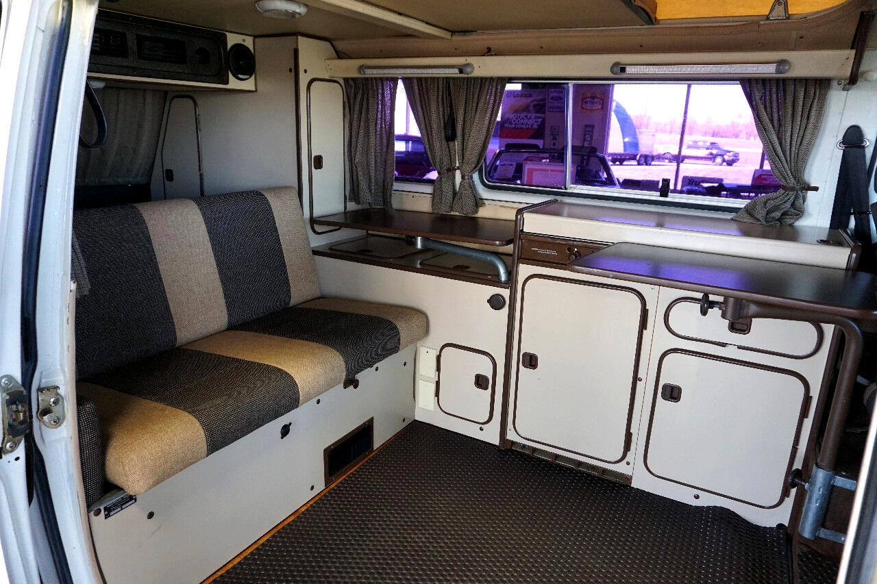 Volkswagen-BusVanagon-1984-Classic-Car-30