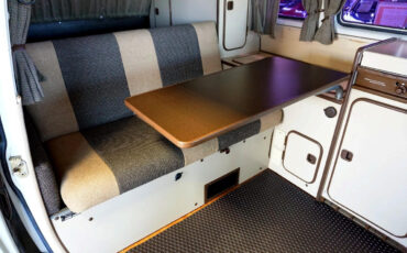 Volkswagen-BusVanagon-1984-Classic-Car-33