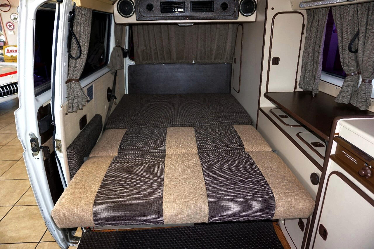 Volkswagen-BusVanagon-1984-Classic-Car-34