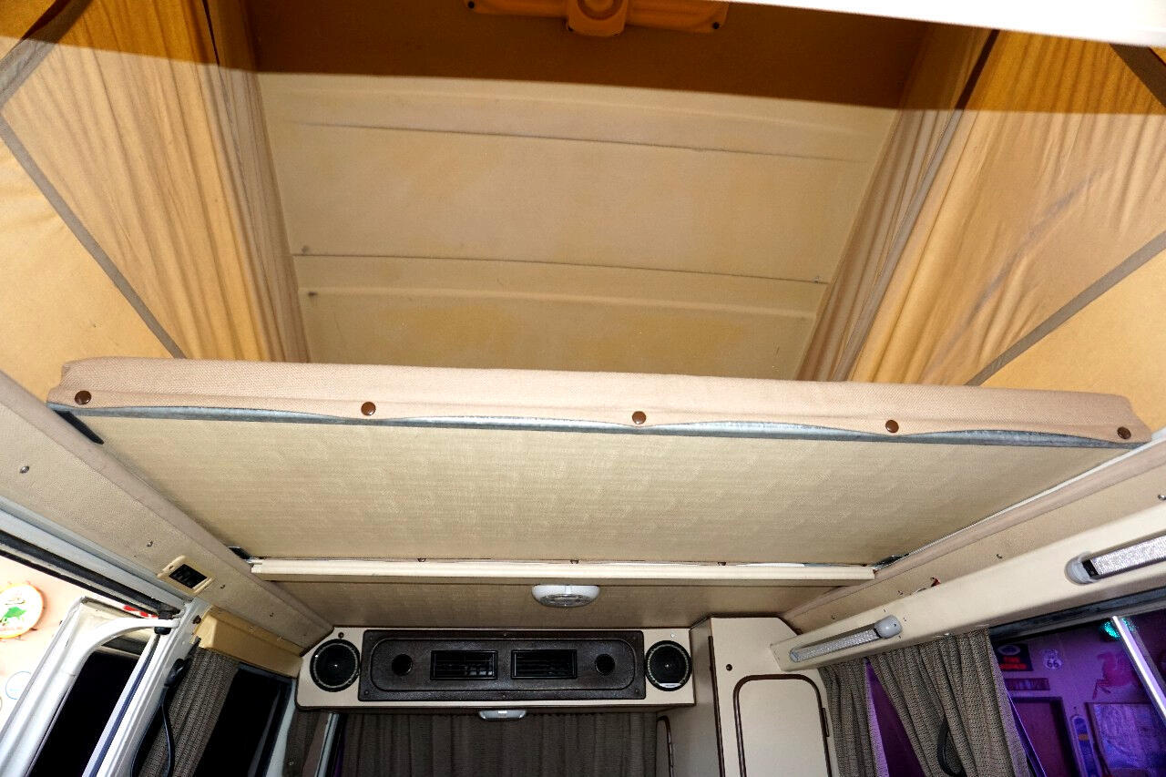Volkswagen-BusVanagon-1984-Classic-Car-35