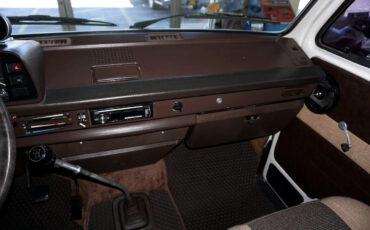 Volkswagen-BusVanagon-1984-Classic-Car-38