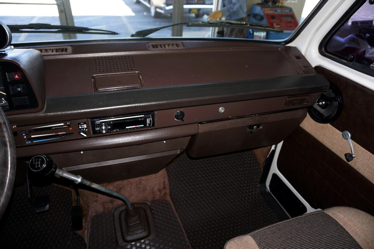 Volkswagen-BusVanagon-1984-Classic-Car-38